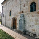 Споменик уз спољни зид Цркве Светих Апостола Петра и Павла у Горњој Добрињи (фото Бојан Радојичић)