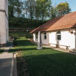 Споменик војницима изгинулим у ратовима 1912-18. у порти Цркве Светих Апостола Петра и Павла у Горњој Добрињи (фото Бојан Радојичић)