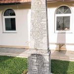 Споменик војницима изгинулим у ратовима 1912-18. у порти Цркве Светих Апостола Петра и Павла у Горњој Добрињи (фото Бојан Радојичић)