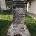 Споменик војницима изгинулим у ратовима 1912-18. у порти Цркве Светих Апостола Петра и Павла у Горњој Добрињи (фото Бојан Радојичић)