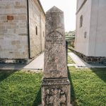 Споменик војницима изгинулим у ратовима 1912-18. у порти Цркве Светих Апостола Петра и Павла у Горњој Добрињи (фото Бојан Радојичић)