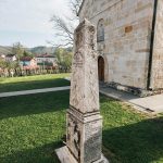 Споменик војницима изгинулим у ратовима 1912-18. у порти Цркве Светих Апостола Петра и Павла у Горњој Добрињи (фото Бојан Радојичић)