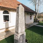 Споменик војницима изгинулим у ратовима 1912-18. у порти Цркве Светих Апостола Петра и Павла у Горњој Добрињи (фото Бојан Радојичић)