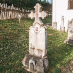 Споменик Радивоју Р. Илићу у порти Цркве Светих Апостола Петра и Павла у Горњој Добрињи (фото Бојан Радојичић)