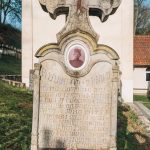Споменик Радивоју Р. Илићу у порти Цркве Светих Апостола Петра и Павла у Горњој Добрињи (фото Бојан Радојичић)