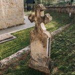 Споменик Радивоју Р. Илићу у порти Цркве Светих Апостола Петра и Павла у Горњој Добрињи (фото Бојан Радојичић)