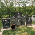 Споменик Драгиши Зириковићу и његовој породици на Лазовића гробљу у Дражиновићима, Јежевица (фото Бојан Радојичић)