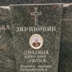 Споменик Драгиши Зириковићу и његовој породици на Лазовића гробљу у Дражиновићима, Јежевица (фото Бојан Радојичић)
