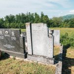 Споменик Михаилу и Воисаву Рачанима на Мићанском гробљу у Дражиновићима, Јежевица (фото Бојан Радојичић)