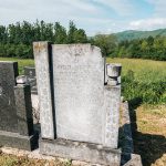 Споменик Михаилу и Воисаву Рачанима на Мићанском гробљу у Дражиновићима, Јежевица (фото Бојан Радојичић)