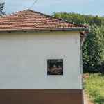 Спомен табла на згради школе у Пилатовићима (фото Бојан Радојичић)