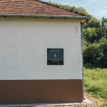Спомен табла на згради школе у Пилатовићима (фото Бојан Радојичић)