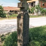 Крајпуташ Вучку и Радивоју Савићима у Пилатовићима (фото Бојан Радојичић)