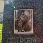 Споменик Обраду Петровићу крај Богородичне цркве у Прилипцу (фото Бојан Радојичић)