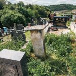Споменик Млађену, Миленку и Велимиру Симовићима на гробљу у Средњој Добрињи (фото Бојан Радојичић)