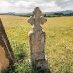 Крајпуташ Миљку и Раденку Милинковићима у Тометином Пољу (фото Бојан Радојичић)