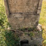 Крајпуташ Миљку и Раденку Милинковићима у Тометином Пољу (фото Бојан Радојичић)