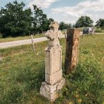 Крајпуташ Миљку и Раденку Милинковићима у Тометином Пољу (фото Бојан Радојичић)