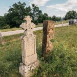 Крајпуташ Миљку и Раденку Милинковићима у Тометином Пољу (фото Бојан Радојичић)