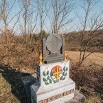 Споменик Сретену, Анђелку и Дамљану Јордовићима на Вијогор гробљу у Висибаби (фото Бојан Радојичић)