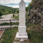 Споменик Јовану Ракићу испред Цркве Светог Јована Крститеља у Засељу (фото Бојан Радојичић)
