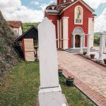 Споменик Јовану Ракићу испред Цркве Светог Јована Крститеља у Засељу (фото Бојан Радојичић)
