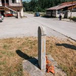 Крајпуташ Драгојлу и Јеврему Бумбовићима у Белој Реци (фото Бојан Радојичић)