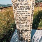Крајпуташ Рајку Шапоњићу у Јасенову (фото Бојан Радојичић)