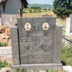 Споменик Владу и Радомиру Гордићима на Гордића гробљу у Рутошима (фото Бојан Радојичић)