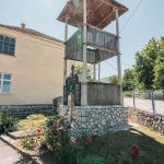 Спомен плоча на звонику код школе у Рутошима (фото Бојан Радојичић)