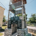 Спомен плоча на звонику код школе у Рутошима (фото Бојан Радојичић)