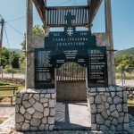 Спомен плоча на звонику код школе у Рутошима (фото Бојан Радојичић)