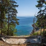 Плоча са стиховима из Плаве гробнице на острву Видо (фото Бојан Радојичић)