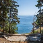 Плоча са стиховима из Плаве гробнице на острву Видо (фото Бојан Радојичић)