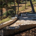 Плоча са стиховима из Плаве гробнице на острву Видо (фото Бојан Радојичић)