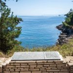 Плоча са стиховима из Плаве гробнице на острву Видо (фото Бојан Радојичић)