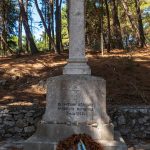 Плоча са стиховима из Плаве гробнице на острву Видо (фото Бојан Радојичић)