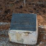 Плоча са стиховима из Плаве гробнице на острву Видо (фото Бојан Радојичић)