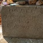 Плоча са стиховима из Плаве гробнице на острву Видо (фото Бојан Радојичић)