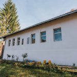 Спомен плоча Младену Симовићу на згради ОШ „Вук Ст. Караџић” ИО Доња Бела Река (фото Бојан Радојичић)