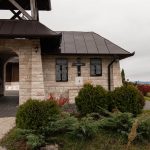 Спомен плоче и крст поред улаза у цркву Свете Тројице у Драглици (фото Бојан Радојичић)