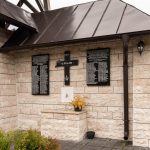 Спомен плоче и крст поред улаза у цркву Свете Тројице у Драглици (фото Бојан Радојичић)