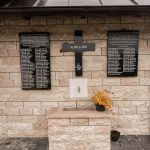 Спомен плоче и крст поред улаза у цркву Свете Тројице у Драглици (фото Бојан Радојичић)