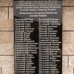 Спомен плоче и крст поред улаза у цркву Свете Тројице у Драглици (фото Бојан Радојичић)