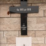 Спомен плоче и крст поред улаза у цркву Свете Тројице у Драглици (фото Бојан Радојичић)