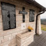 Спомен плоче и крст поред улаза у цркву Свете Тројице у Драглици (фото Бојан Радојичић)