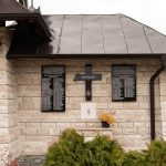 Спомен плоче и крст поред улаза у цркву Свете Тројице у Драглици (фото Бојан Радојичић)