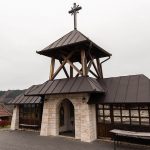 Улаз у порту цркве Свете Тројице у Драглици (фото Бојан Радојичић)