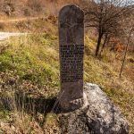 Крајпуташ Дучићима и Ракетићу у Дражевићима (фото Бојан Радојичић)