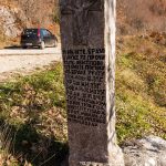 Крајпуташ Дучићима и Ракетићу у Дражевићима (фото Бојан Радојичић)